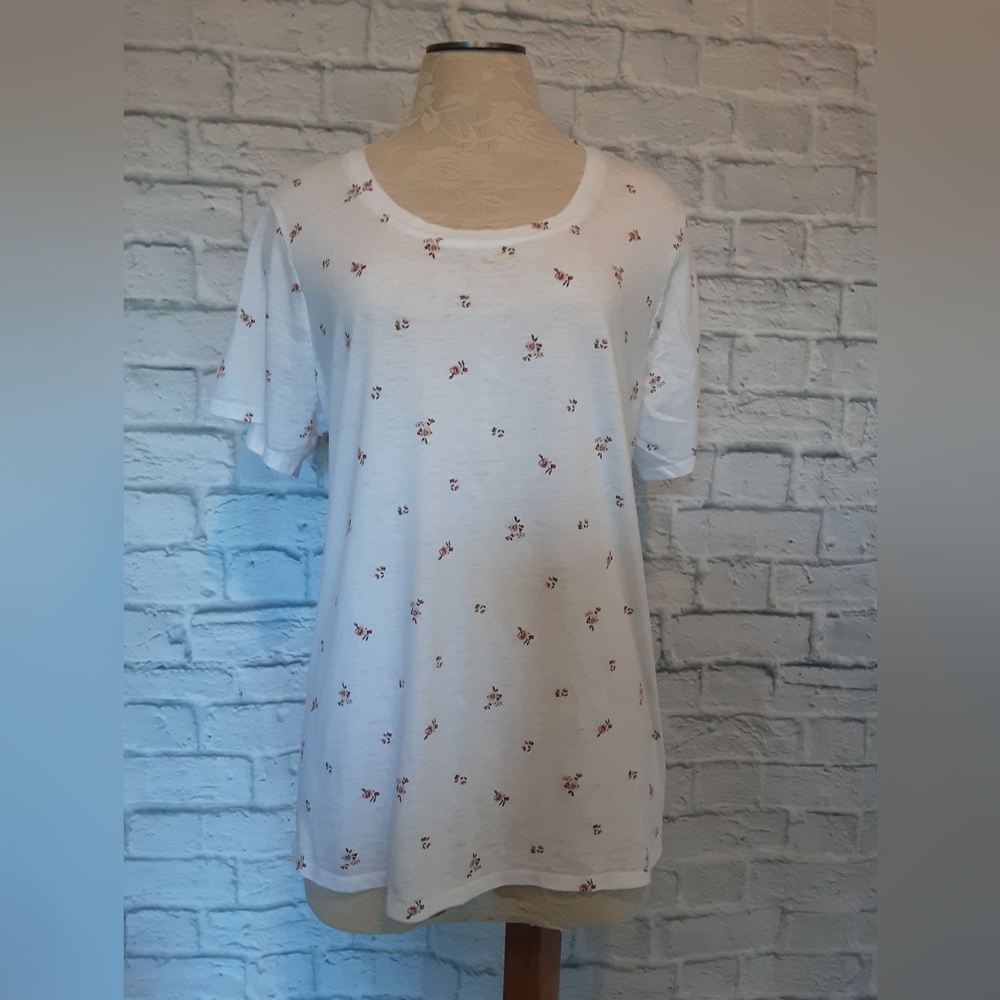 ***FREE W ITH PURCHASE****.    Floral Tshirt